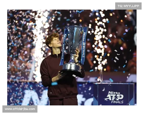 辛纳在ATP总决赛卫冕成功，捧起奖杯瞬间标志2025赛季落幕