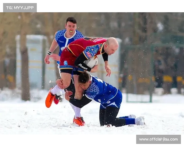 达阵瞬间：运动员在雪地滑行后扑向得分区